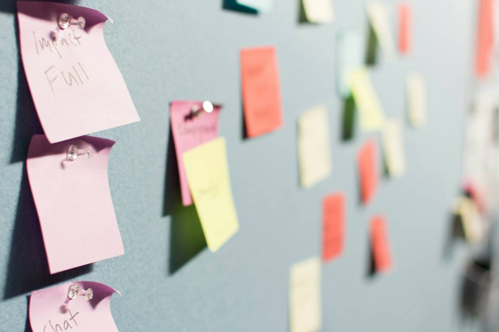 Pink post-it notes with "Chat Full" text on a displayed board.